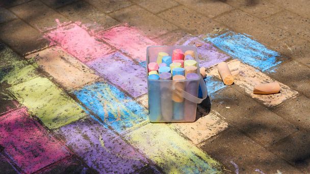 Schachtel Buntstifte auf dem Bürgersteig - Foto, Bild