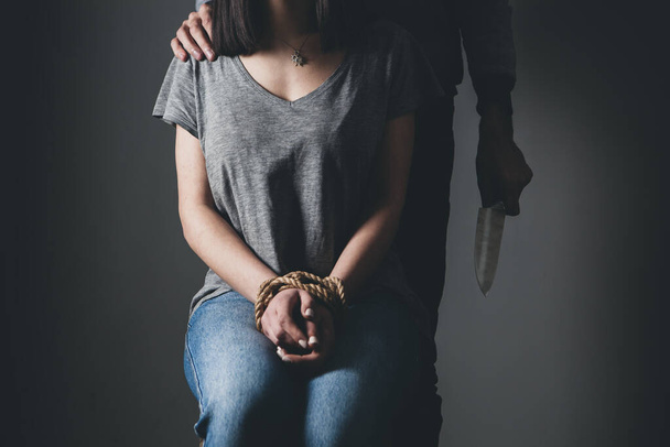 The man threatens  girl with a knife - Zdjęcie, obraz