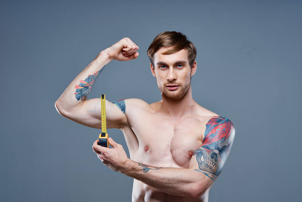 atleta com torso inflado fisiculturista Fitness fita métrica e força dos músculos do braço - Foto, Imagem