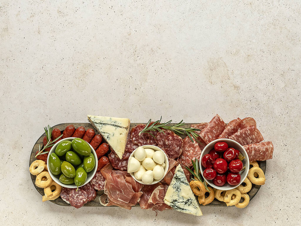 Charcuterie board vagy olasz antipasti válogatott sajtok, húsok és előételek.  - Fotó, kép