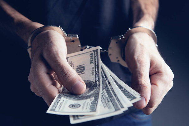 money and handcuffs bribery of the authorities - Foto, afbeelding