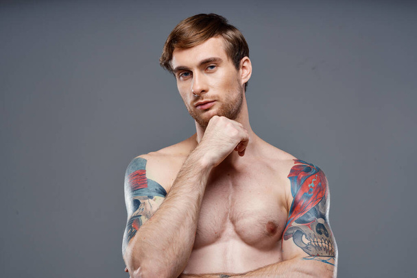 hombre tatuado torso completo culturista fitness atleta desnudo - Foto, Imagen