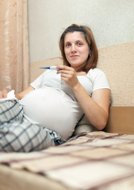 pregnant woman holding thermometer  - Foto, Imagen
