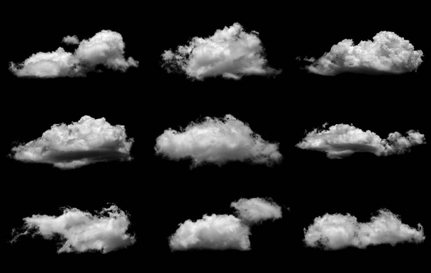 Les collections de nuages blancs séparés sur un fond noir ont de vrais nuages. Nuage blanc isolé sur un fond noir nuage réaliste. cumulus pelucheux blanc découpe isolée sur fond noir. - Photo, image