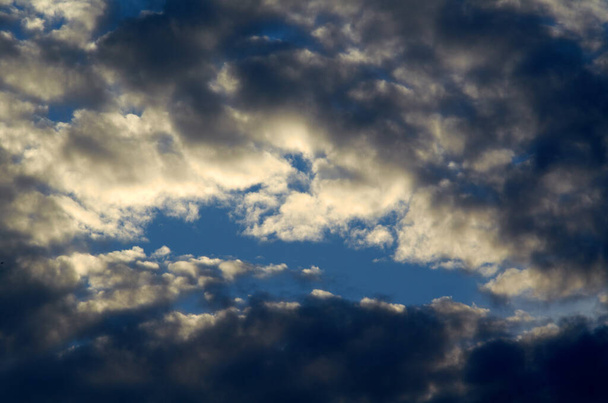 Grand nuage blanc et rayon de lumière derrière le nuage avec ciel bleu - Photo, image