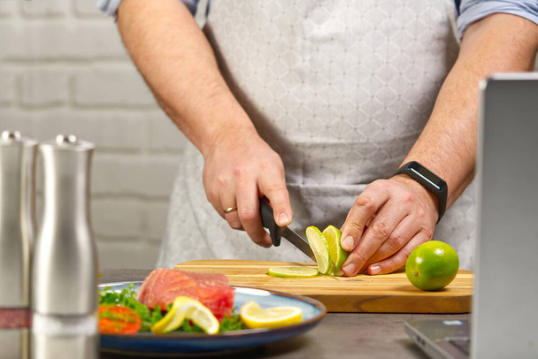Cuisine avec bifteck de thon portable dans la cuisine maison. concept de recette de cuisine en ligne, cuisson du poisson à la maison - Photo, image