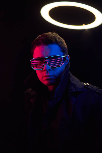Cyberpunk stílusú portré ember futurisztikus jelmezben. - Fotó, kép