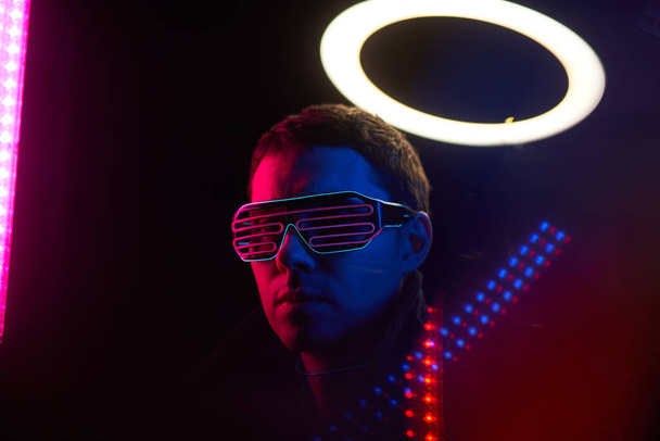 Cyberpunkowy portret mężczyzny w futurystycznym kostiumie. - Zdjęcie, obraz