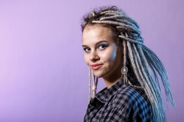 Rasta ve piercingli genç bir kadının portresi. Modern saç stili. - Fotoğraf, Görsel