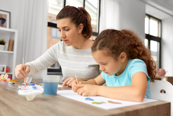 mãe com pequena filha desenho em casa - Foto, Imagem