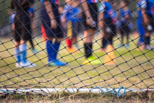 Ποδόσφαιρο ή ποδόσφαιρο καθαρό φόντο, θέα από πίσω από το στόχο με θολή ποδοσφαιριστής  - Φωτογραφία, εικόνα