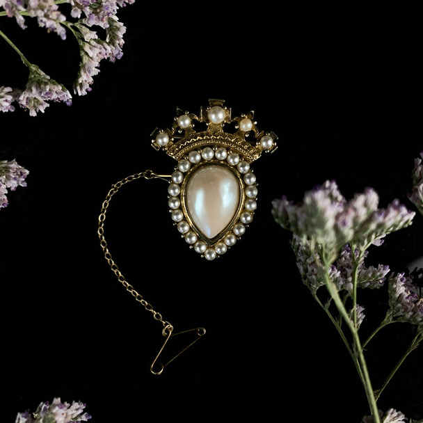 винтажная золотая брошь в форме короны с жемчугом. брошь из старинной короны в цветах - Фото, изображение