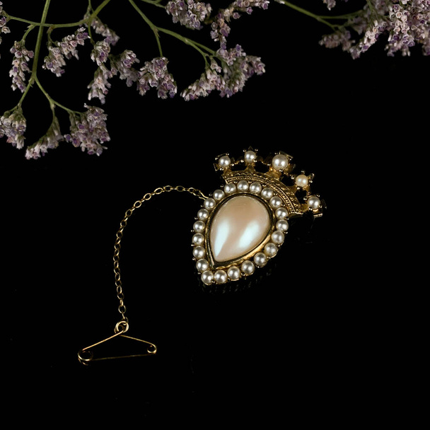 retro zlatá brož ve tvaru koruny s perlami. starožitná korunní brož v květinách - Fotografie, Obrázek