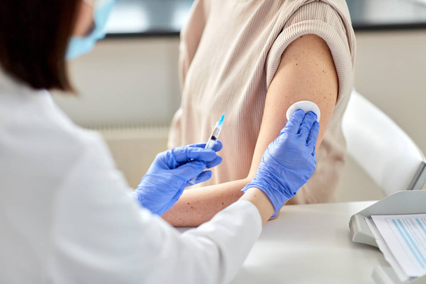 femme médecin avec seringue vaccinant le patient - Photo, image