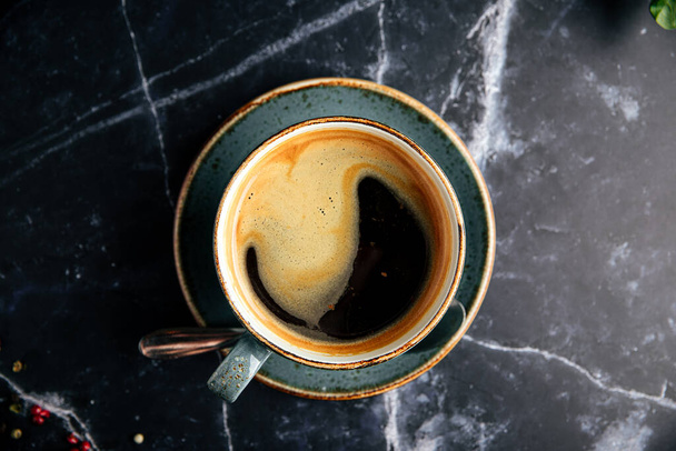 Egy csésze fekete friss kávé a sötét márvány asztalon. - Fotó, kép