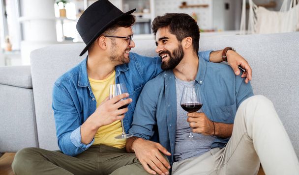 Šťastný zamilovaný gay pár tráví čas spolu. LGBT, pojetí homosexuálů. - Fotografie, Obrázek