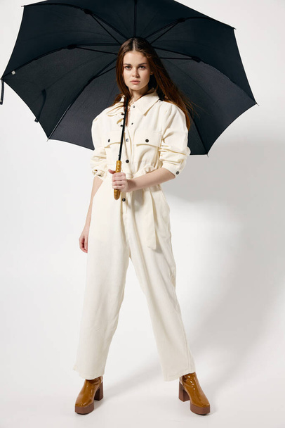 Güzel bayan şık takım elbise açık şemsiye izole arka plan - Fotoğraf, Görsel