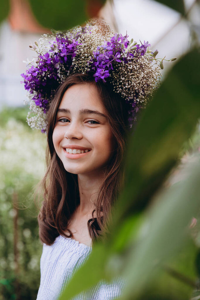 Aranyos 13 éves gyermek lány kezében kosár gyönyörű virág a virág területen boldogsággal - Fotó, kép
