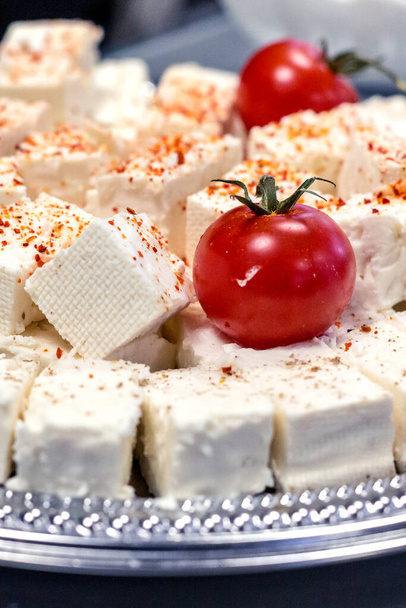 Queijo branco com tomate cereja no prato - Foto, Imagem