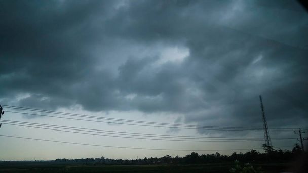 嵐が近づいている美しい暗い空 - 写真・画像