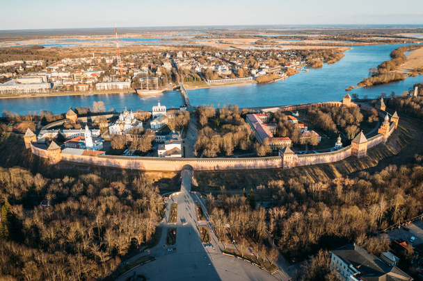 Veliky Novgorod, Kremlin tarihi merkezde, antik şehir simgesi ve turistik ünlü yer, insansız hava aracının hava manzarası - Fotoğraf, Görsel