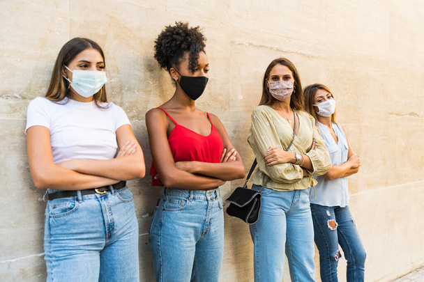 femmes portant un masque de protection du visage pour éviter la propagation du virus de la couronne - Jeunes femmes millénaires portrait pendant l'épidémie de coronavirus - Soins de santé femmes et jeunes concept d'amitié multiraciale style de vie - Photo, image