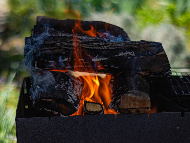 ogień w grillu w przyrodzie selektywne skupienie - Zdjęcie, obraz