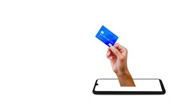 mano sosteniendo una tarjeta de crédito de un teléfono inteligente sobre fondo blanco con ruta de recorte. compras en línea en comprar-vender con tecnología de comercio electrónico. - Foto, imagen