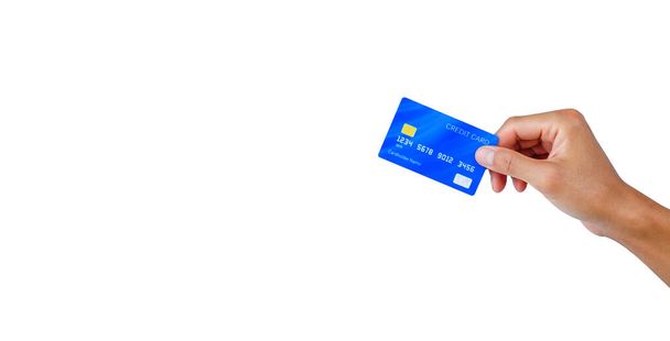 mano sosteniendo una tarjeta de crédito azul sobre fondo blanco con ruta de recorte. comprar en línea para comprar-vender con tecnología de comercio electrónico. - Foto, imagen