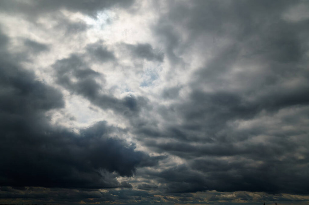 雨の前に嵐の雲と美しい暗い劇的な空 - 写真・画像