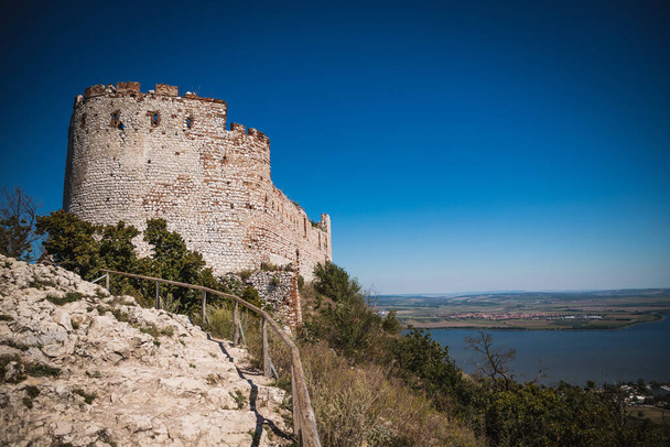Ruína do castelo Devicky na colina sobre a Boêmia do Sul.. - Foto, Imagem
