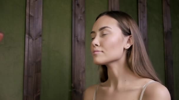 gros plan portrait de jeune attrayant brunette asiatique femme avec parfait peau - Séquence, vidéo