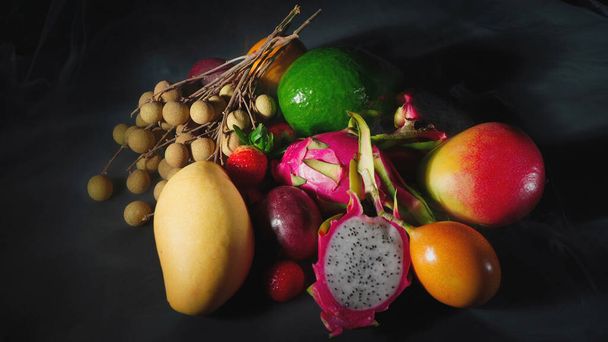 Изображение экзотических фруктов в дыму - Фото, изображение
