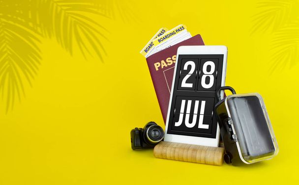 7月28日。月の28日、カレンダーの日付。スマートフォンでメカニカルカレンダーを表示します。旅行の概念。夏の月、その年のコンセプトの日 - 写真・画像