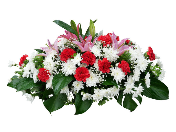 Білі квіти Chrysanthemum, червона гвоздика і рожева лілія з тропічним листям Поле для природного бушу, ізольоване на білому тлі. - Фото, зображення