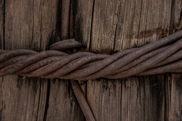 Demir bir çubukla bağlanmış tahta elektrik direkleri. Grunge dokusu - Fotoğraf, Görsel