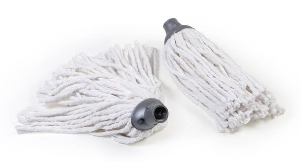 Змінні гвинтові робочі головки у вигляді пучка відрізків бавовняної мотузки для класичної пряжі мопеда на білому тлі
 - Фото, зображення