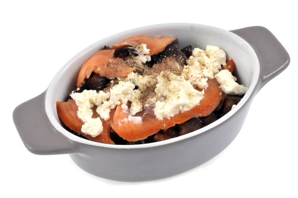 Cassolette de saumon aux aubergines et feta en gros plan sur fond blanc - Foto, Imagem