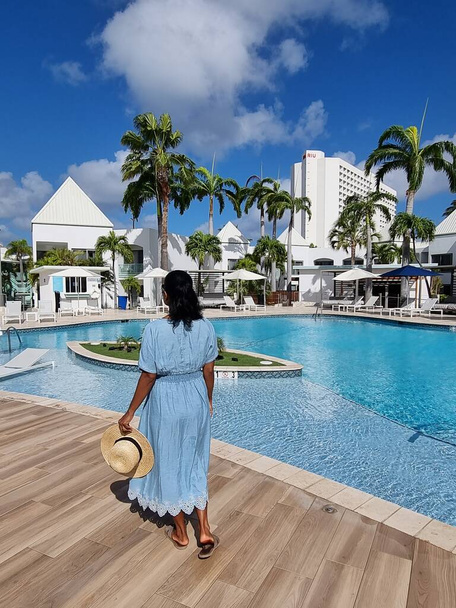Palm Beach Aruba yakınlarında yüzme havuzu olan lüks bir otel. - Fotoğraf, Görsel