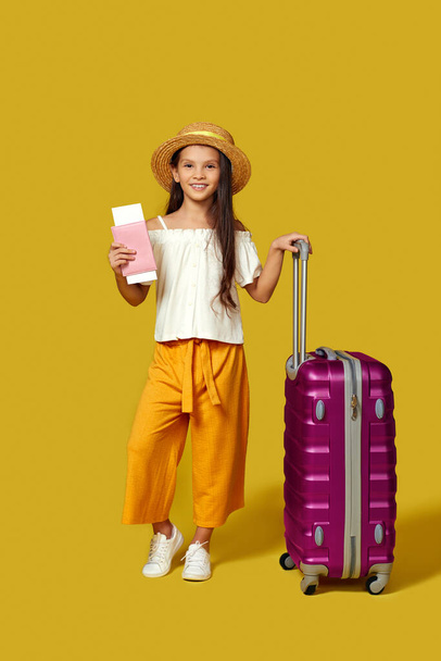 Happy little child girl in hat with pink suitcase - Foto, imagen