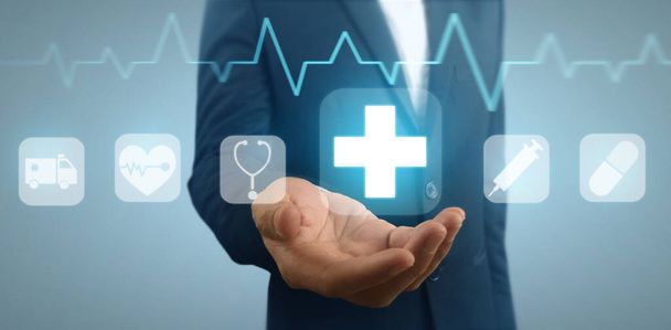 Ruční dvojité vystavení konceptu zdravotní péče a medicíny. virtuální obrazovkové rozhraní - Fotografie, Obrázek