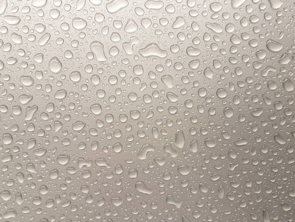 gouttes d'eau sur fond métallique. Texture abstraite formée par les bulles et les gouttes d'eau. - Photo, image
