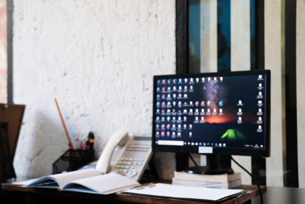 interior del monitor de ordenador moderno con un montón de gente - Foto, imagen