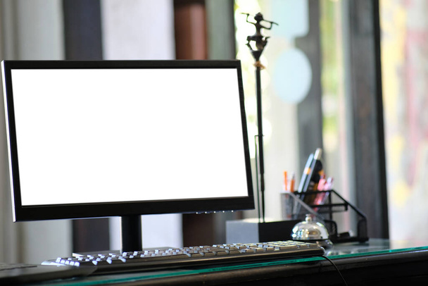moderno lugar de trabajo con ordenador y escritorio con pantalla en blanco. - Foto, imagen
