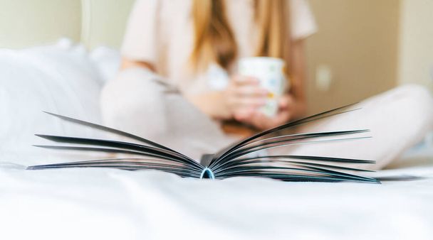 Blondýny žena v posteli s knihou - Fotografie, Obrázek