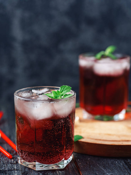 Dvě sklenice červeného koktejlu s ledem a mátou zblízka - Fotografie, Obrázek