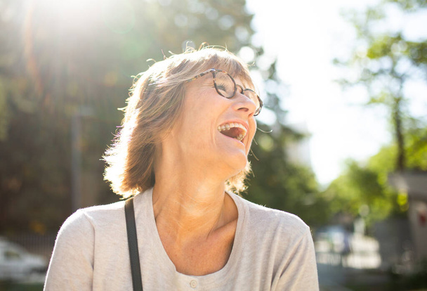 Detail portrét smějící se starší žena s brýlemi - Fotografie, Obrázek