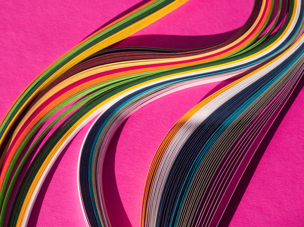 Värikäs nauhat aalto paperi vaaleanpunainen tausta. Abstrakti paperikoostumus. Minimalistinen abstrakti käsite. Malli kortti, tulostaa, juliste. Ääretön kaari - Valokuva, kuva