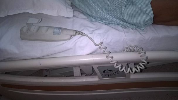 πτυσσόμενο κρεβάτι με τηλεχειριστήριο στο νοσοκομείο - Φωτογραφία, εικόνα