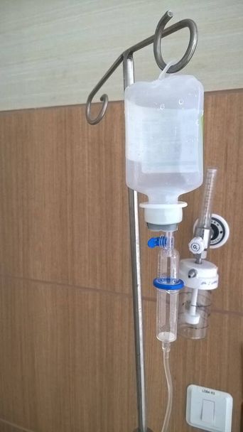 Support pour IV ou flacon de solution saline à usage médical à l'hôpital - Photo, image